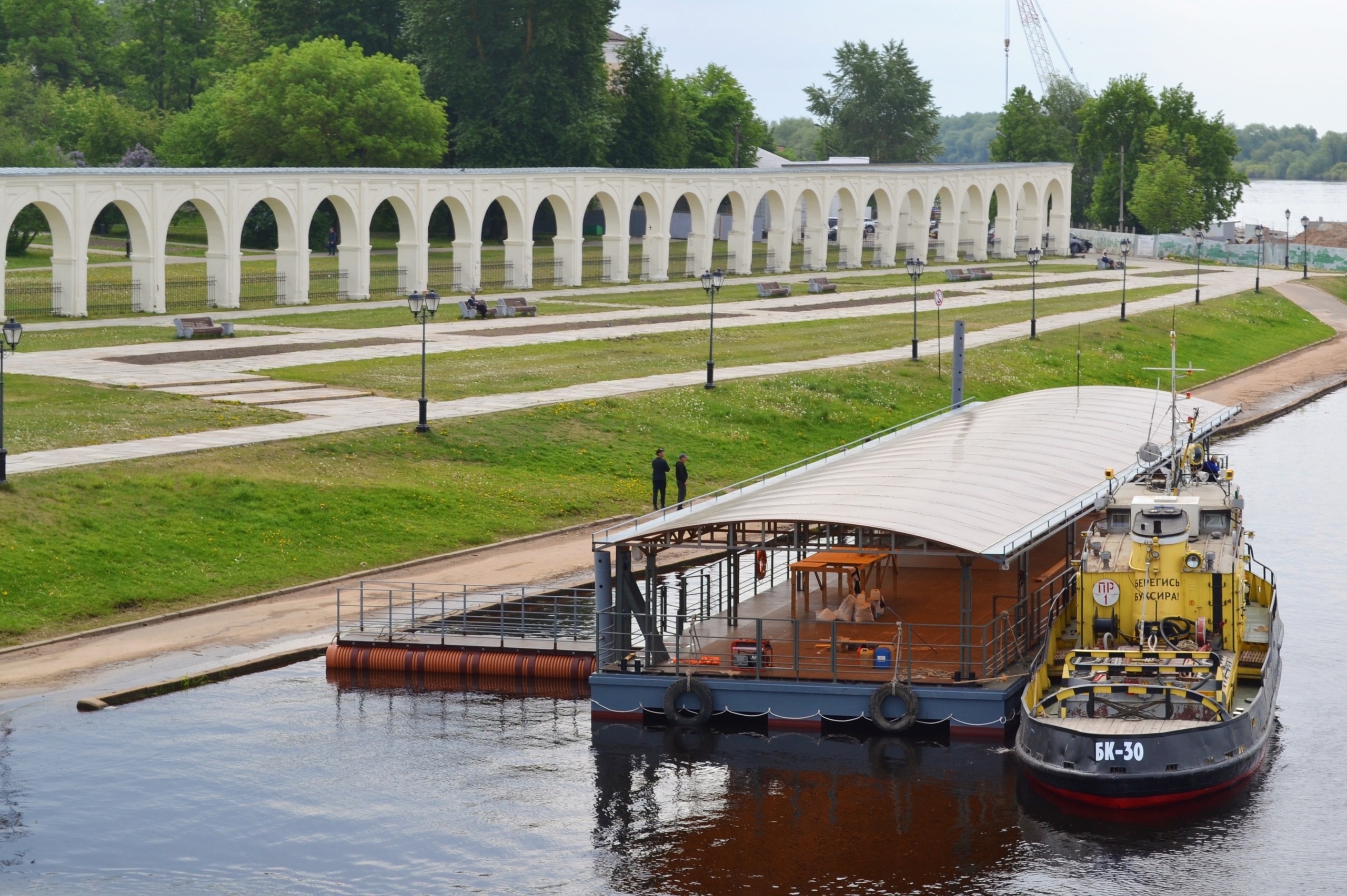 Валдай речные прогулки. Прогулка по реке великий новгород. Река волхов новгород. Волхов великий новгород. Река в великом новгороде.